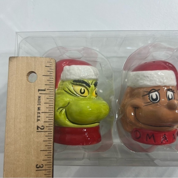 Dr. Seuss Salt & Pepper Shakers Grinch Max Sculpted Ceramic Christmas Table Set - Picture 6 of 6